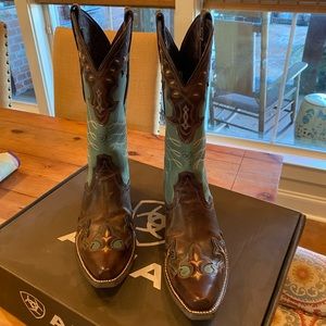 ARIAT women’s snip toe cowboy boots - Size 8